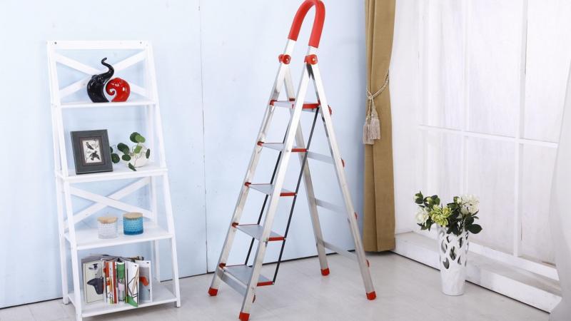 Escada articulada 18 degraus: Versatilidade e segurança para suas tarefas em altura