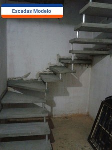 escada de ferro caracol externa